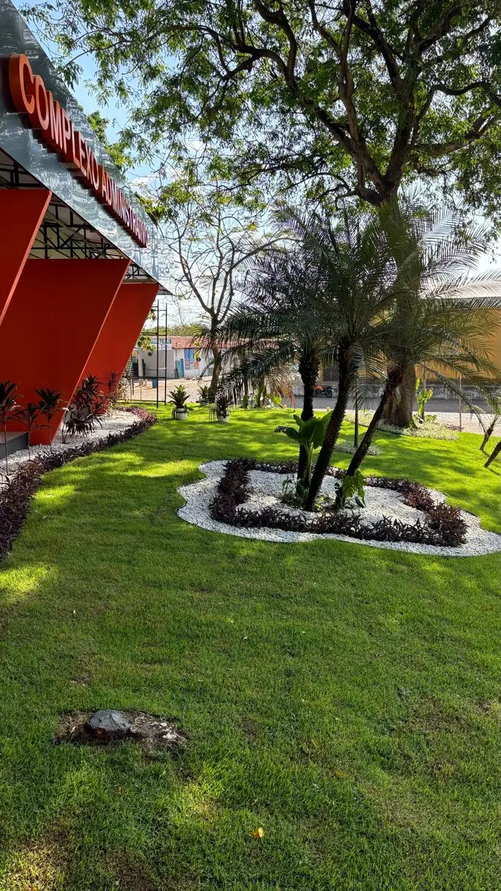 Jardim com gramado irrigado e canteiros na Nova Ceasa Piauí